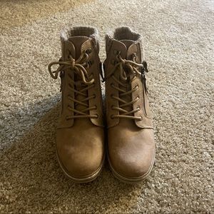 Tan boots! Size 9.5 but will fit a 10